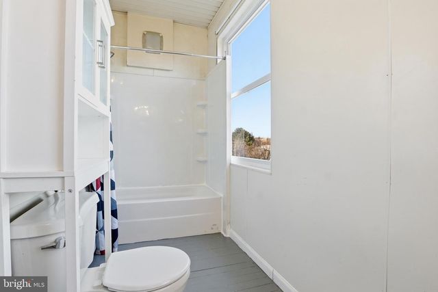 143 W BROAD ST, Yoe, PA 17313