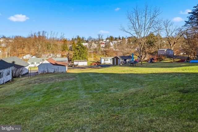 143 W BROAD ST, Yoe, PA 17313