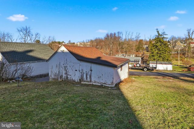 143 W BROAD ST, Yoe, PA 17313