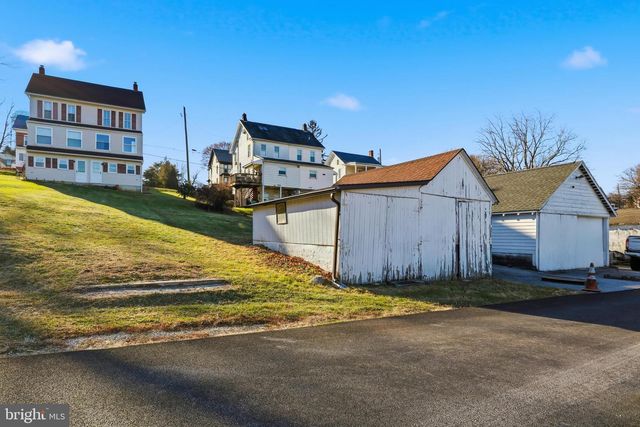 143 W BROAD ST, Yoe, PA 17313