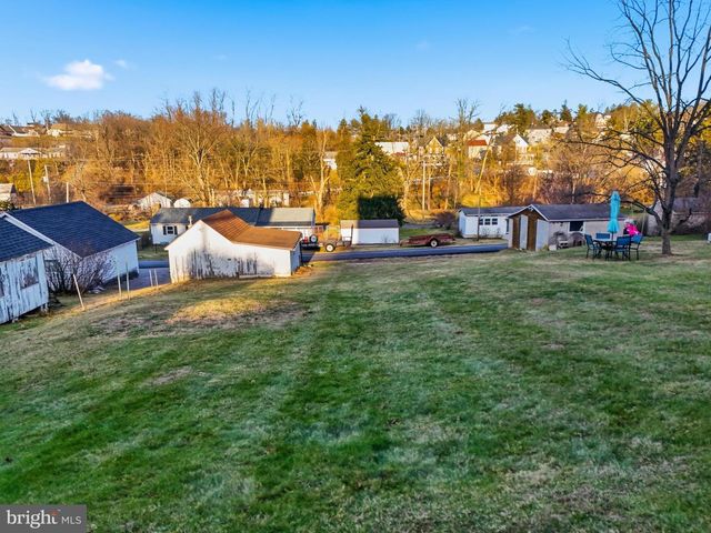 143 W BROAD ST, Yoe, PA 17313