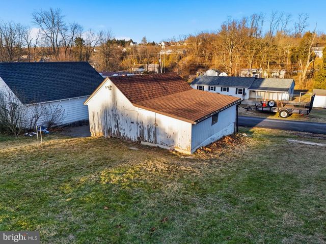 143 W BROAD ST, Yoe, PA 17313