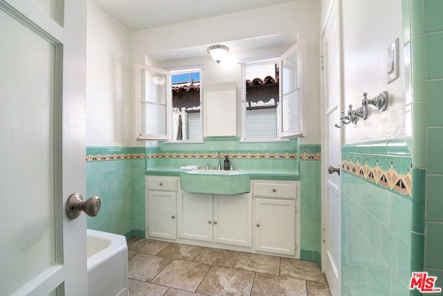 8828 Alcott Street, Los Angeles, CA 90035