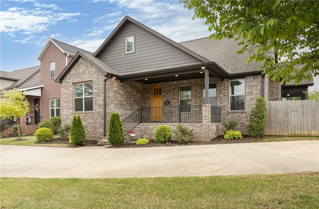 2630 E Bayside Xing, Fayetteville, AR 72703