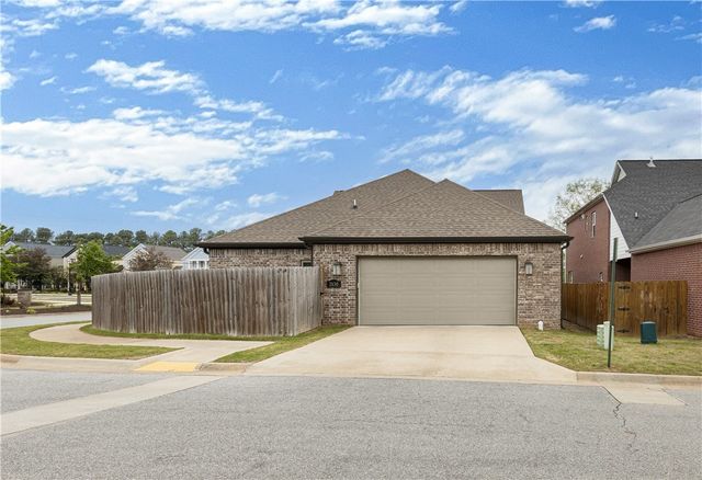 2630 E Bayside Xing, Fayetteville, AR 72703