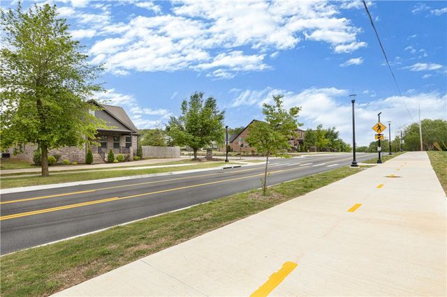 2630 E Bayside Xing, Fayetteville, AR 72703