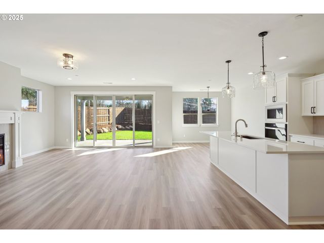 135 E AIREDALE Ave, La Center, WA 98629