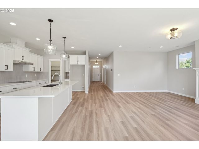 135 E AIREDALE Ave, La Center, WA 98629