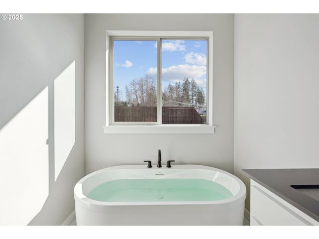 135 E AIREDALE Ave, La Center, WA 98629