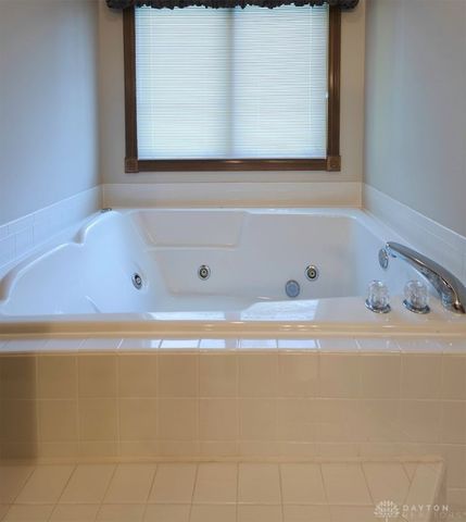 8 Berwick Court, Miamisburg, OH 45342