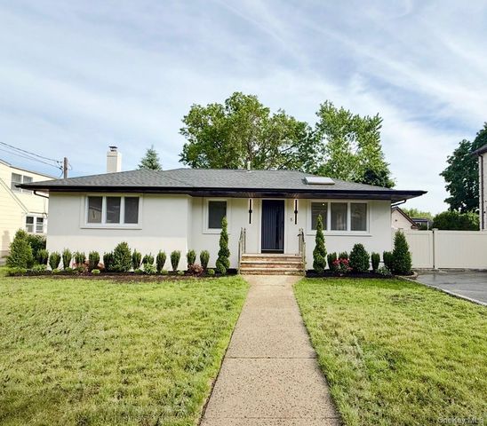 109 Nassau Drive, Albertson, NY 11507
