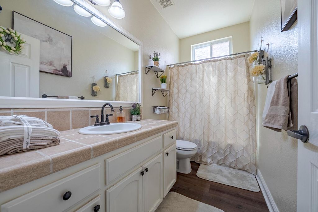 Image 33 of property listing at 2657 Peanut, Madera, CA 93637