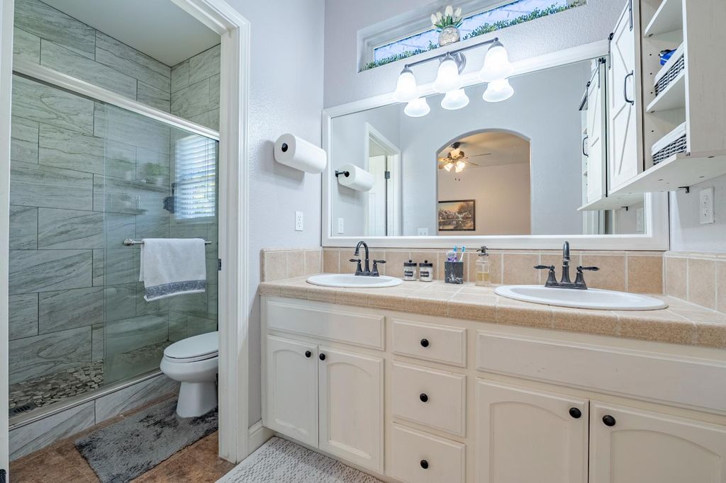Image 38 of property listing at 2657 Peanut, Madera, CA 93637