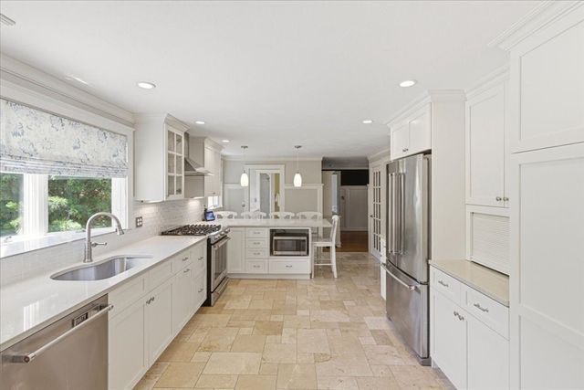 7 Lawrence Cir, Medfield, MA 02052
