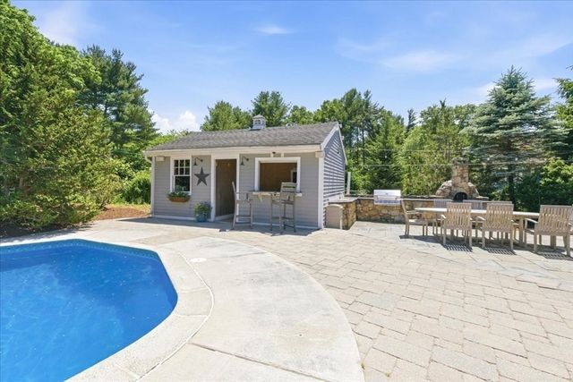 7 Lawrence Cir, Medfield, MA 02052