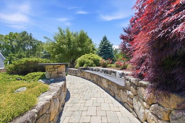 7 Lawrence Cir, Medfield, MA 02052