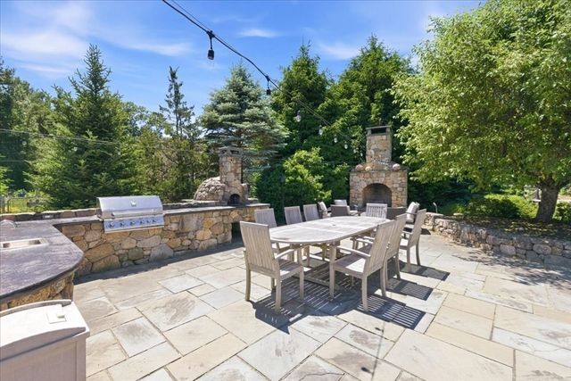 7 Lawrence Cir, Medfield, MA 02052