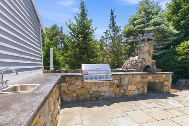 7 Lawrence Cir, Medfield, MA 02052
