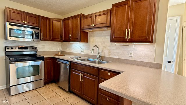 2829 Somerset Bay, Indianapolis, IN 46240