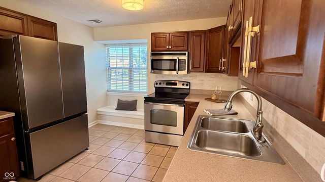 2829 Somerset Bay, Indianapolis, IN 46240