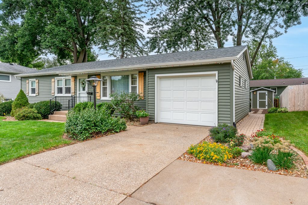 1923 Glenn Street, Bettendorf, IA 52722