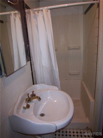 8 Lawrence Avenue, Pembroke, NY 14036