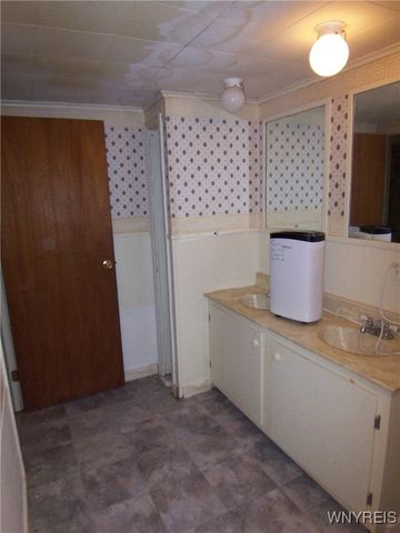 8 Lawrence Avenue, Pembroke, NY 14036