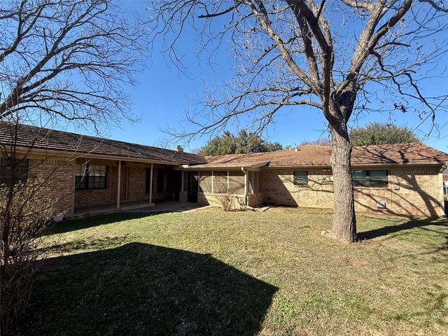 1401 W Hill Lane, Coleman, TX 76834