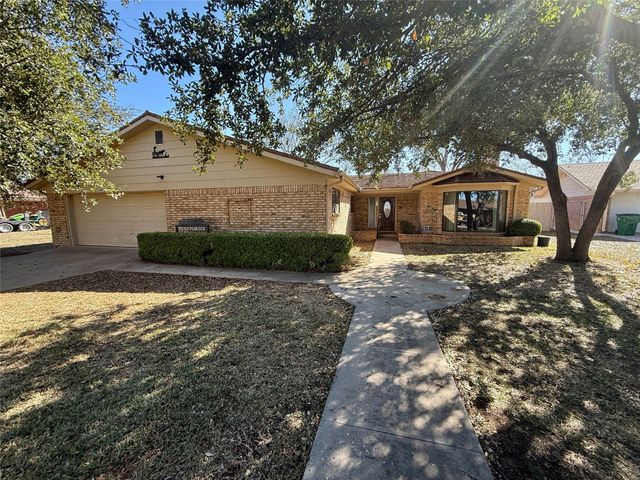 1401 W Hill Lane, Coleman, TX 76834