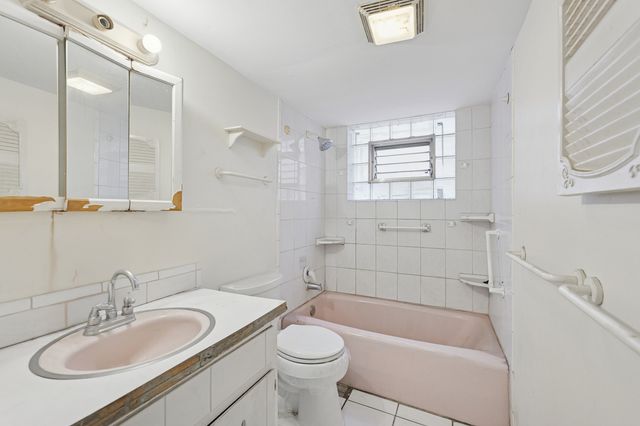 387 Madison Avenue, Calumet City, IL 60409