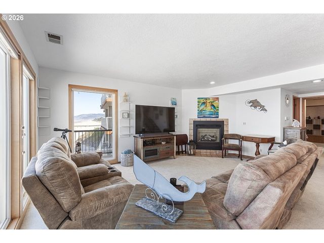 241 Sw EBB Ave, Lincoln City, OR 97367