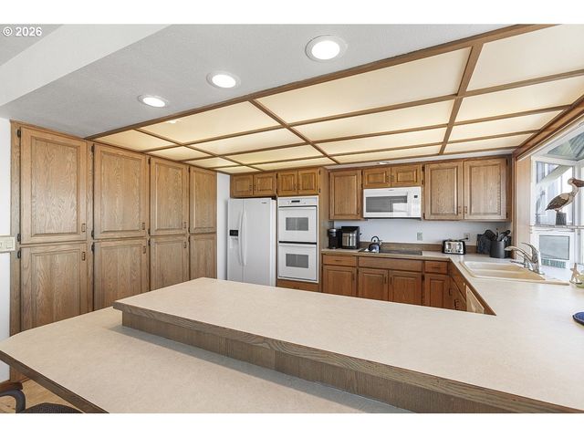 241 Sw EBB Ave, Lincoln City, OR 97367