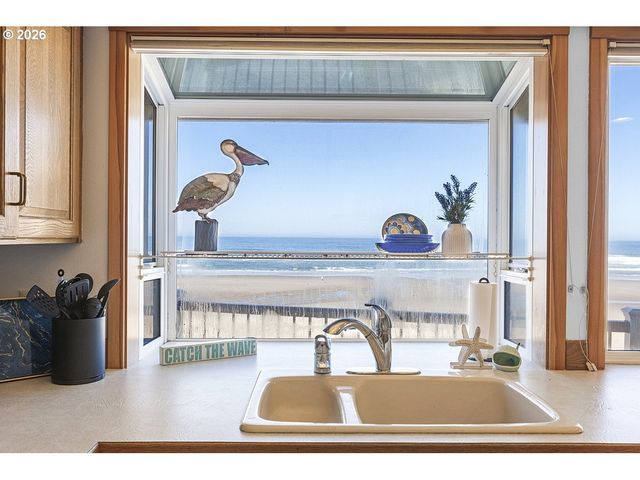 241 Sw EBB Ave, Lincoln City, OR 97367