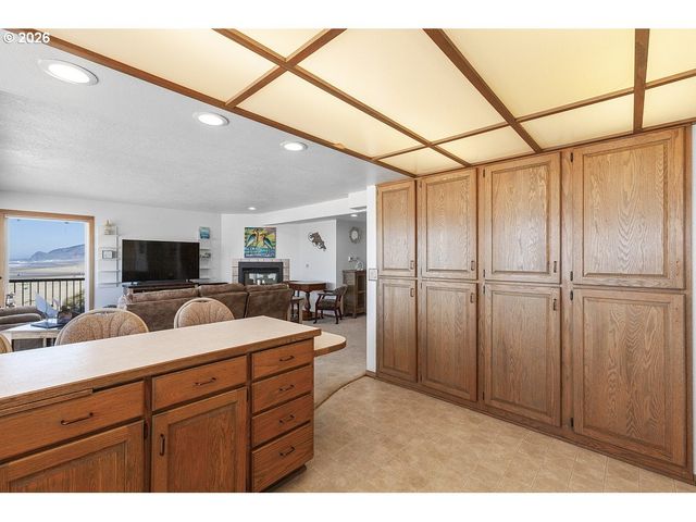 241 Sw EBB Ave, Lincoln City, OR 97367