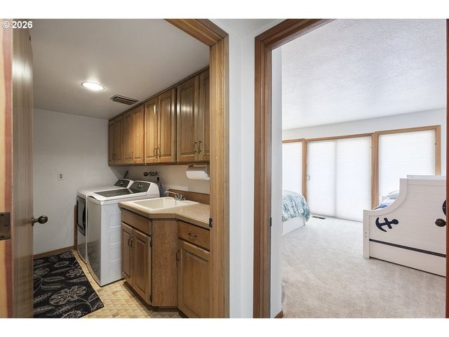 241 Sw EBB Ave, Lincoln City, OR 97367