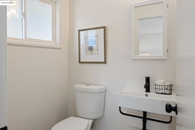 5808 MORAGA AVENUE, Oakland, CA 94611