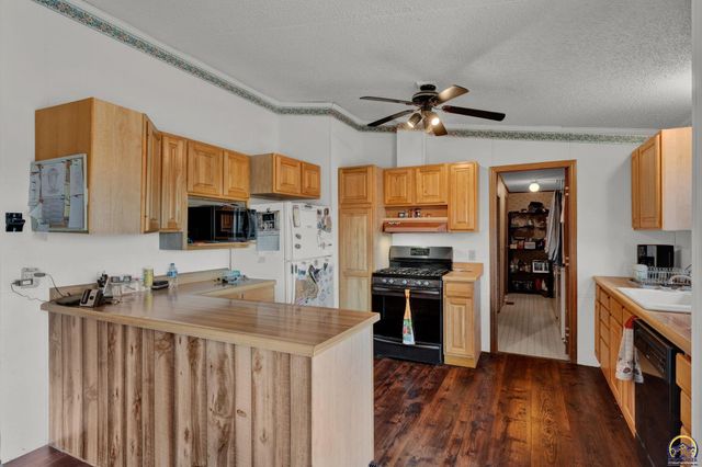 8240 SE Green ST, Berryton, KS 66409