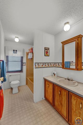 8240 SE Green ST, Berryton, KS 66409