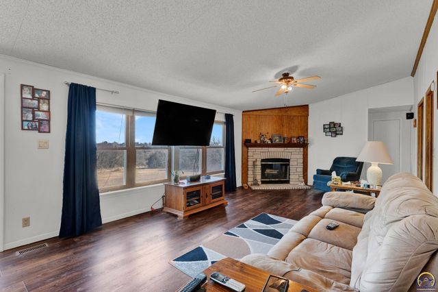 8240 SE Green ST, Berryton, KS 66409