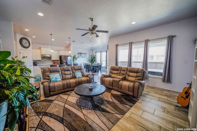 104 Fairway, Floresville, TX 78114