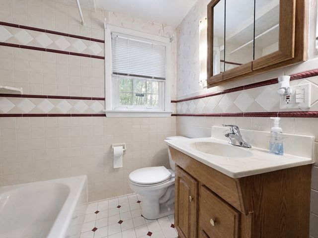84 Hinckley Cir, Barnstable, MA 02655