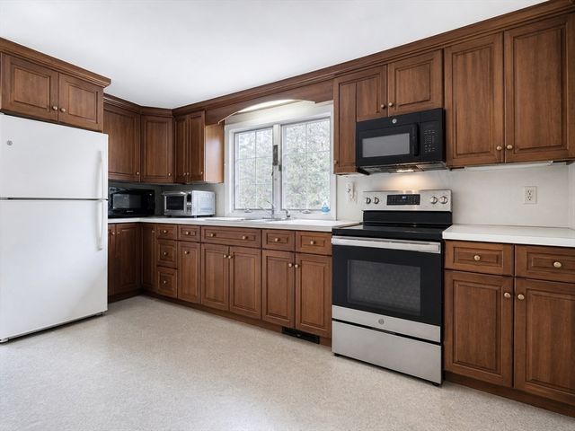 84 Hinckley Cir, Barnstable, MA 02655
