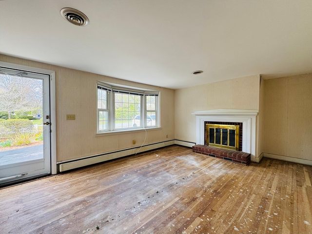 84 Hinckley Cir, Barnstable, MA 02655