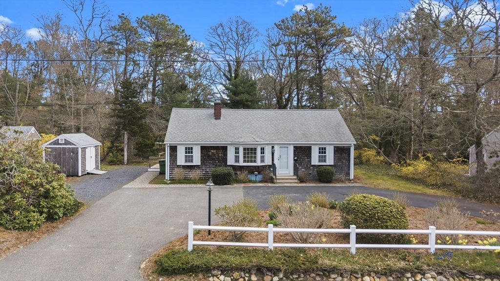 84 Hinckley Cir, Barnstable, MA 02655