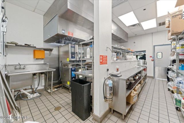 100 Us 9, 1, Manalapan, NJ 07726