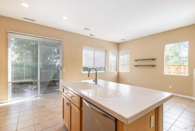 1960 Barndance Ln, Santa Rosa, CA 95407