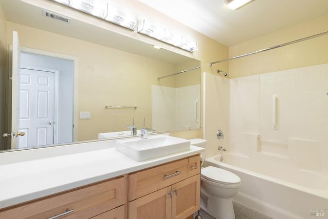 1960 Barndance Ln, Santa Rosa, CA 95407