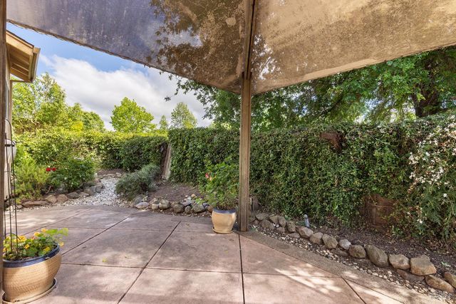 1960 Barndance Ln, Santa Rosa, CA 95407