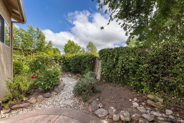 1960 Barndance Ln, Santa Rosa, CA 95407