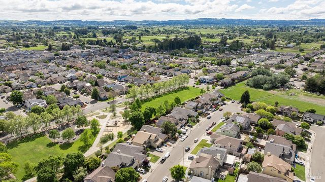 1960 Barndance Ln, Santa Rosa, CA 95407